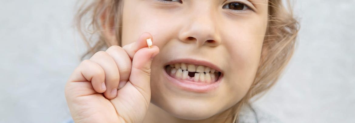 Πότε αλλάζουν τα παιδιά το πρώτο τους δόντι?